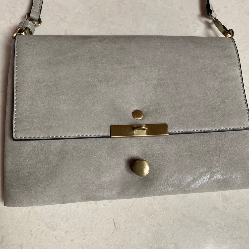 Grey purse. No name just fashion